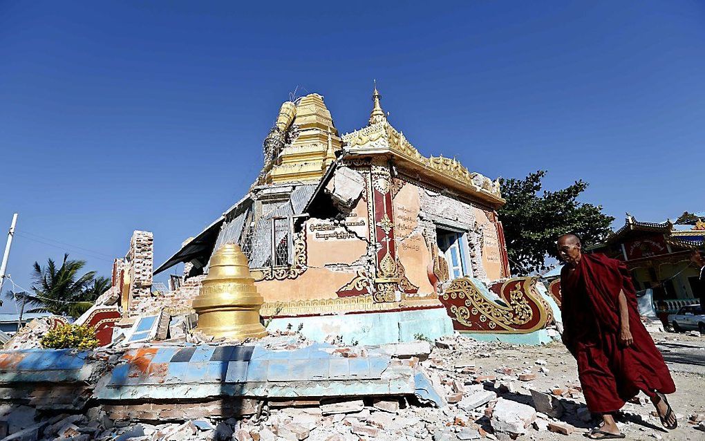 Van de pagode in TaBaitGine Township bleef weinig over na de aardbeving die Myanmar zondag trof. Foto EPA