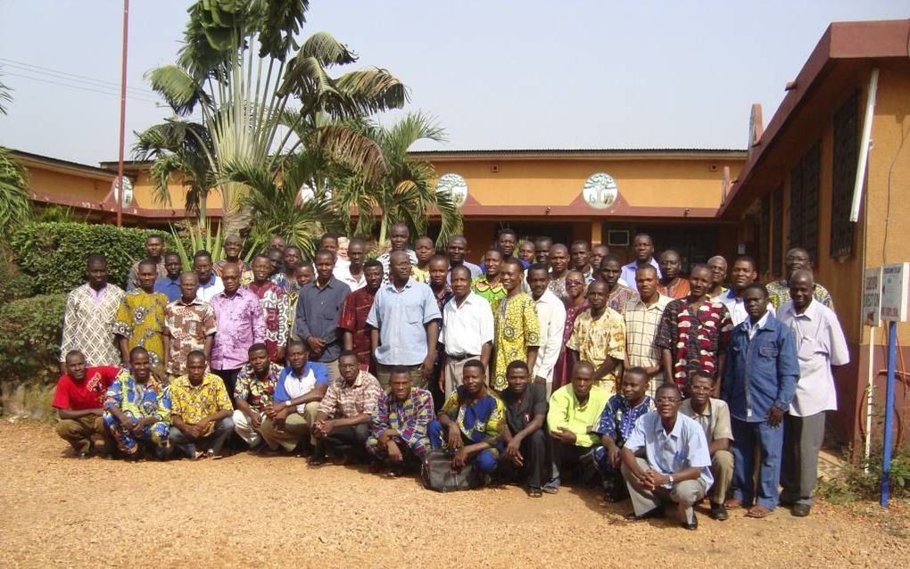 BARENDRECHT  – De reformed baptists maken wereldwijd een sterke groei door, ook in Afrika. Foto: een conferentie van reformed baptists in Franssprekend West-Afrika (Ivoorkust). Foto Sola 5 Baptisten