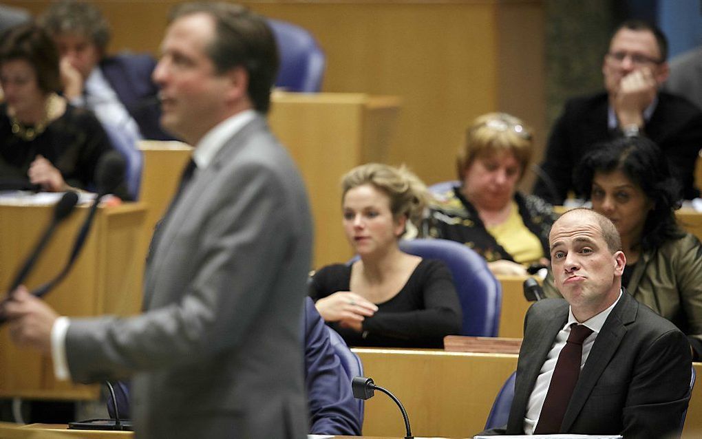 Samsom (PvdA) luistert naar D66-leider Pechtold. Foto ANP