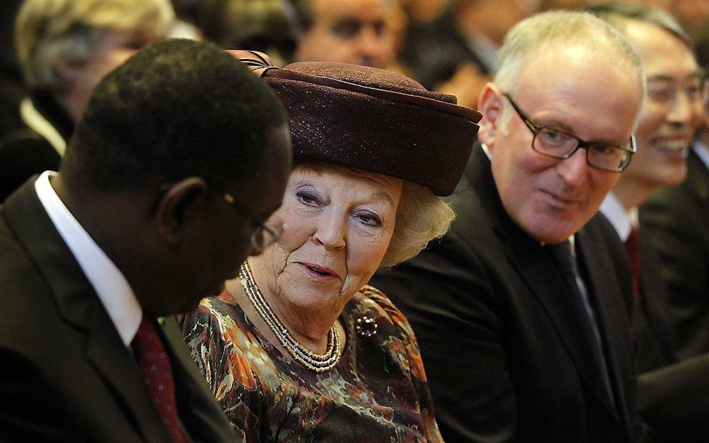 Koningin Beatrix is in de Ridderzaal aanwezig bij de viering van het 10-jarig bestaan van het Internationaal Strafhof. De koningin wordt geflankeerd door president van Senegal Macky Sall (l.) en minister van Buitenlandse Zaken Frans Timmermans (r.). Foto 