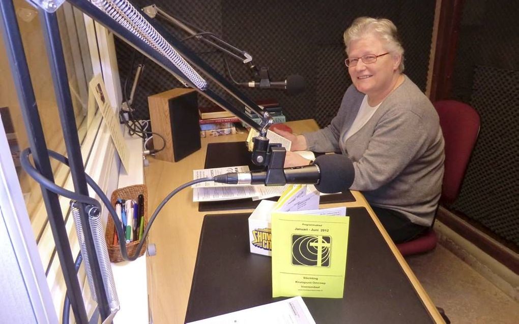 Voorzitter Corrie Achterberg in de studio van Kruispunt Omroep in Veenendaal. Foto Sjoerd de Jong