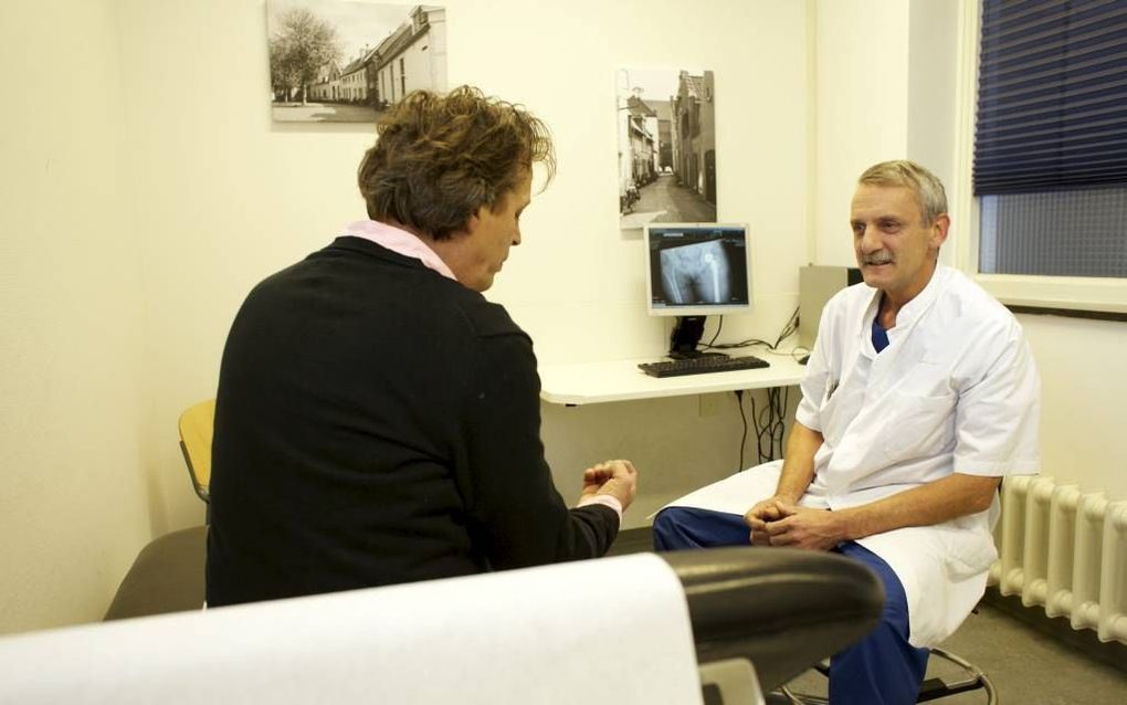 Orthopeed Mostert in gesprek met een patient. Foto Dick Vos