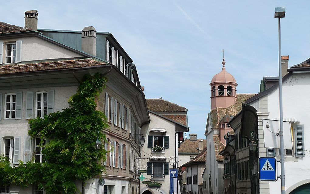 De Evangelische Gereformeerde Kerk in het Zwitserse kanton Vaud (EERV) heeft een kerkelijke zegen voor homostellen goedgekeurd. Dat zorgt voor veel onrust in de kerk. Foto: het kerkgebouw van de EERV in Coppet. Foto Ji-Elle, Wikimedia