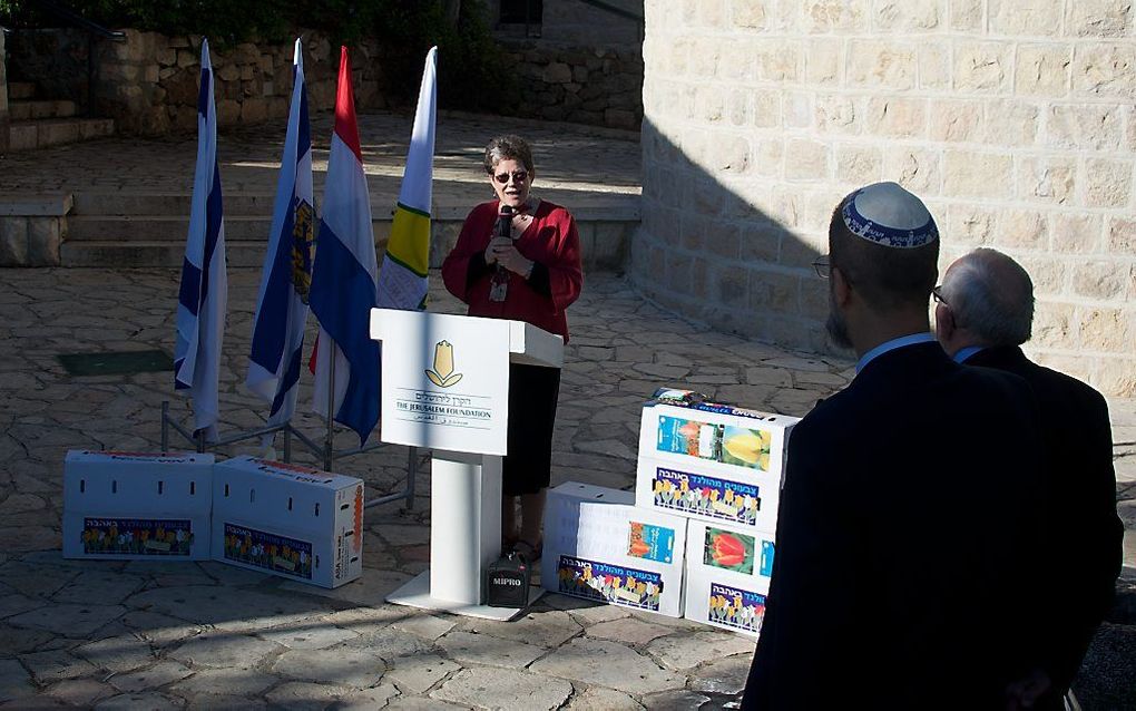 Loco-burgemeester Naomi Tsur spreekt de aanwezigen toe. Foto Alfred Muller