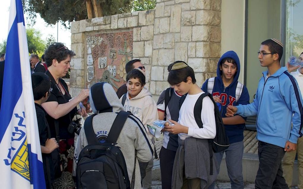 Tulpenteam-coördinator Henriette Heuvelman deelt tulpenbollen uit aan Israëlische schoolkinderen. Foto Alfred Muller