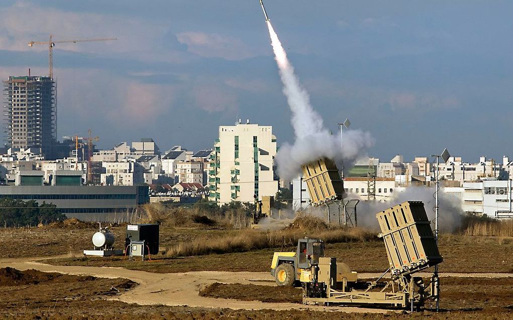 Het Israëlische Iron Domesysteem onderschept raketten vanuit de Gazastrook. Foto EPA