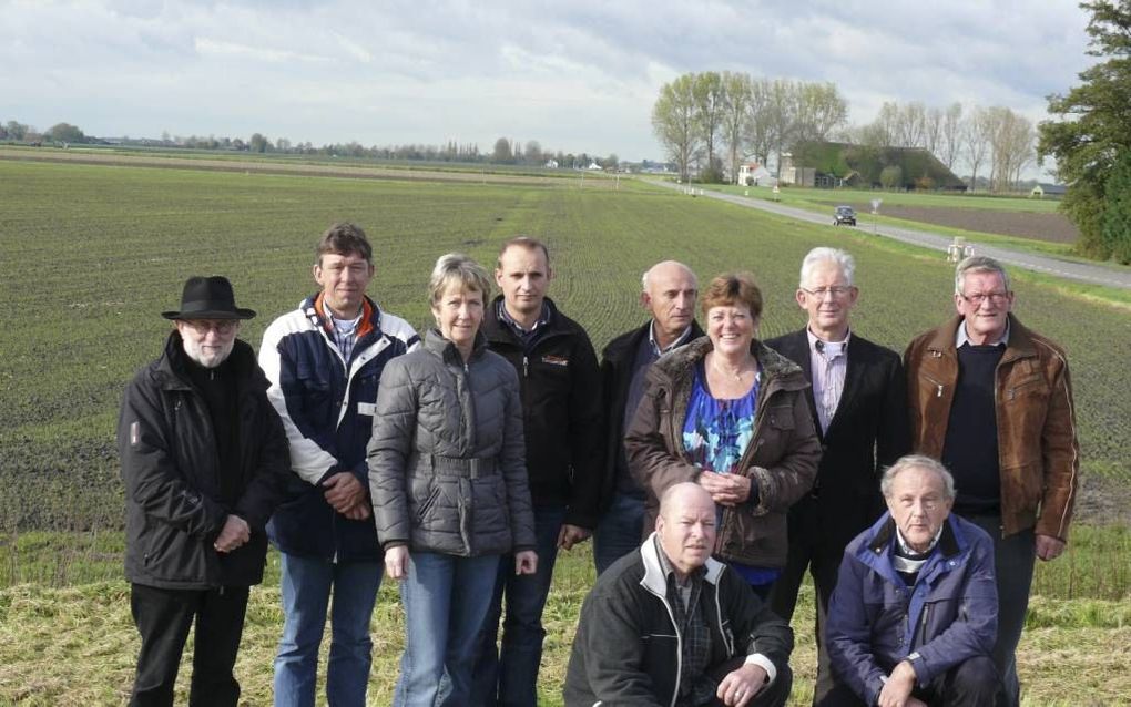 De initiatiefnemers voor het oprichten van een gedenkteken voor vijf terechtgestelde landbouwarbeiders in Greup (ZH) poseren op de plek waar het monument moet komen. Foto Stichting De Vijf van Greup