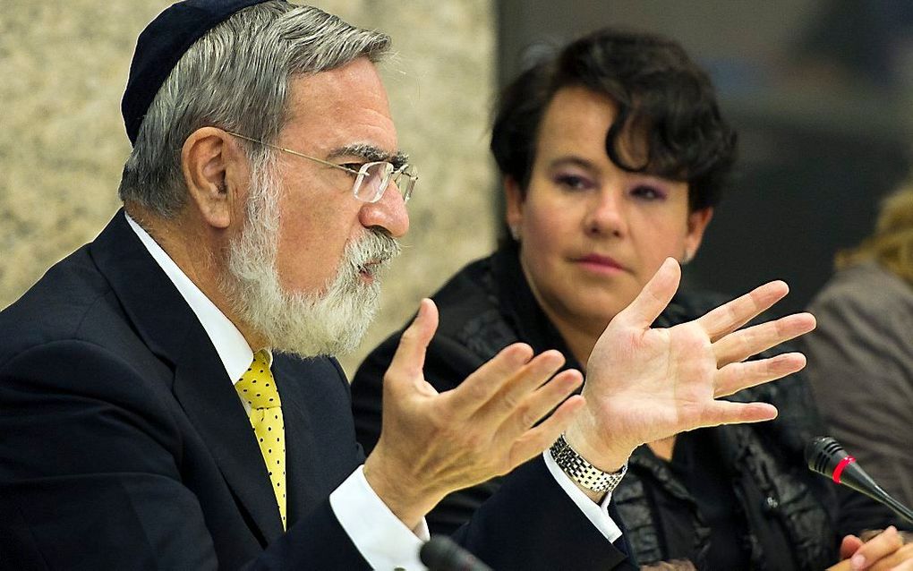 De Britse opperrabbijn Jonathan Sacks tijdens de hoorzitting over onverdoofd ritueel slachten in de Tweede Kamer, in juni 2011. Foto ANP