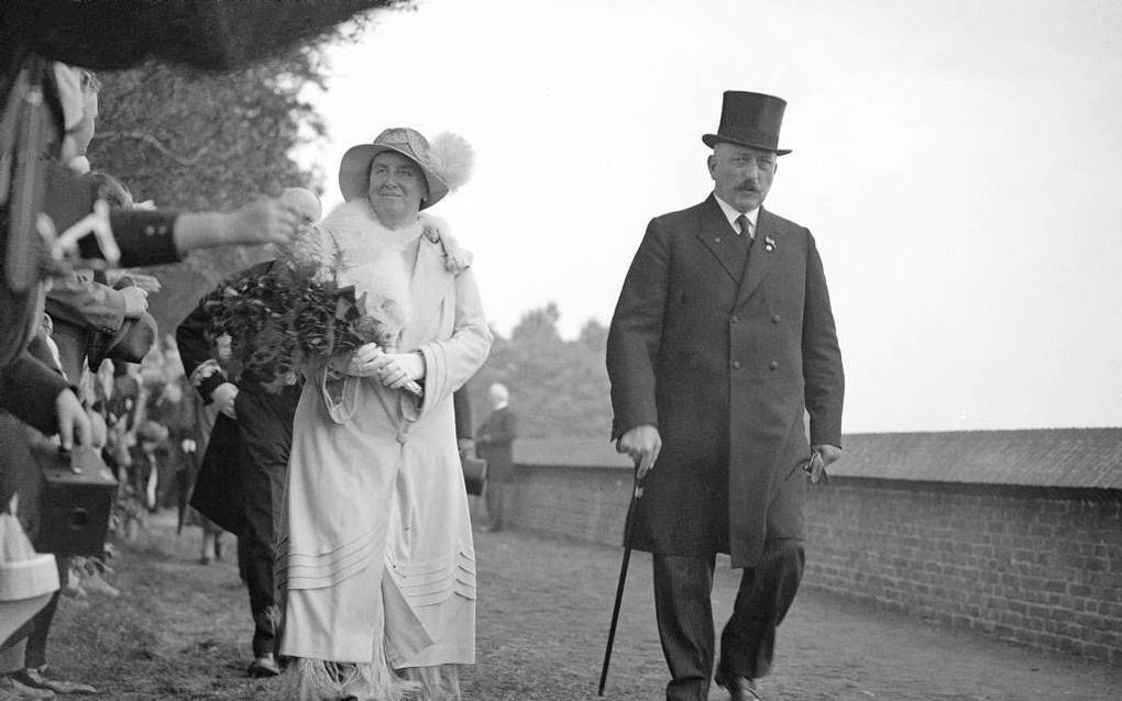 Koningin Wilhelmina tijdens een bezoek aan de Zuiderzee Visserij Tentoonstelling in Enkhuizen. Rechts wethouder Stapel. Ze lopen hier langs de zeemuur. beeld ANP