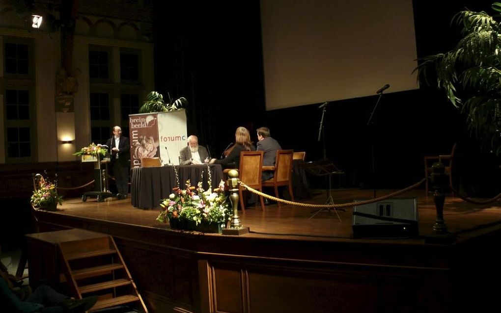 Hoogleraren vrijdagavond in het Tropentheater in Amsterdam in debat over de rol van religie in onderwijs en samenleving. Foto Gerrit van Dijk