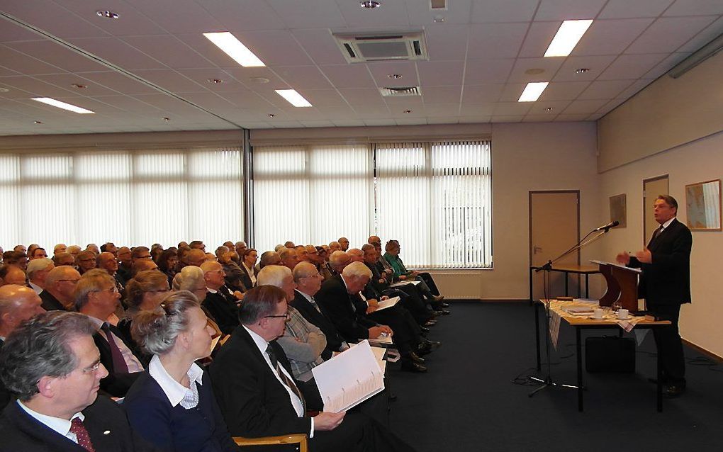 De Stichting Studie Nadere Reformatie (SSNR) belegt dit seizoen weer een wintercursus in Veenendaal. Links voorin cursusleider en SGP-Kamerlid dr. R. Bisschop met zijn vrouw. Achter het spreekgestoelte prof. dr. A. Baars. Foto RD