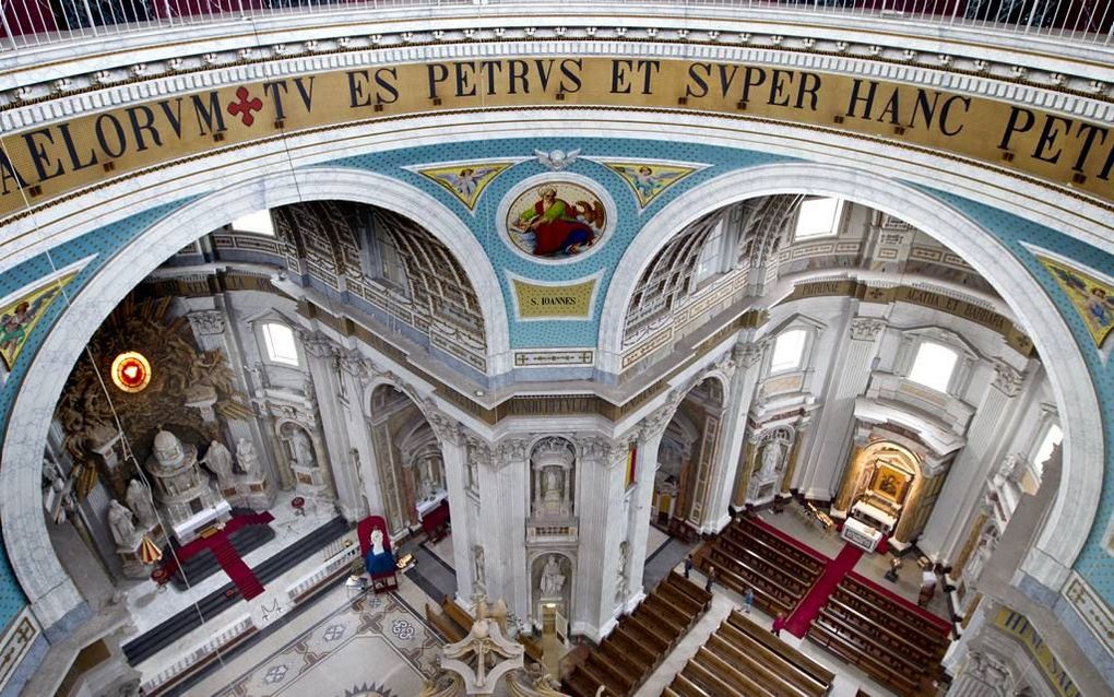 Interieur van de basiliek H. H. Agatha en Barbara in Oudenbosch. De ”Sint-Pieter in het klein” domineert het landschap. Foto Marc Bolsius