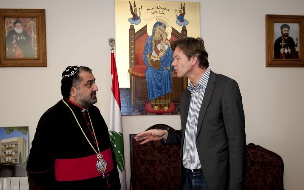 ChristenUnie-Kamerlid Voordewind in gesprek met de Syrisch-orthodoxe aartsbisschop Yostinos Bulos Safar over de situatie van gevluchte Syrische christenen in Libanon. Foto Anne Paul Roukema