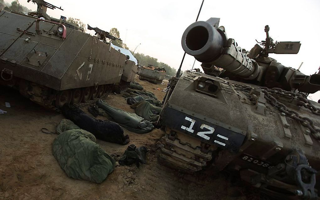 Israëlische soldaten slapen naast hun tank. Foto EPA