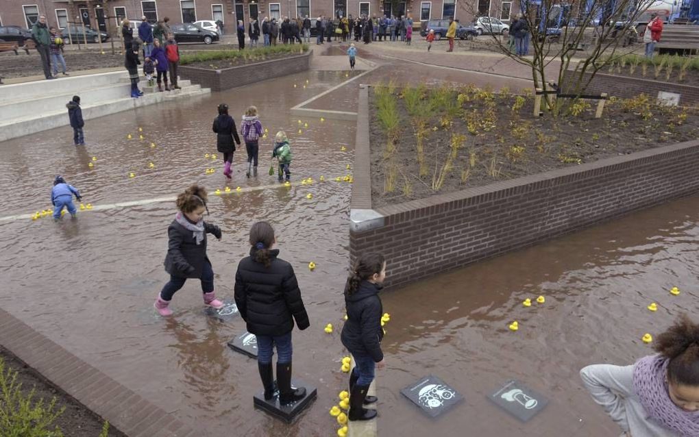 Rotterdam heeft sinds zaterdag een waterplein: een opvangplaats voor regenwater bij langdurige regen en tevens een bijzondere speelplek.    Foto Novum