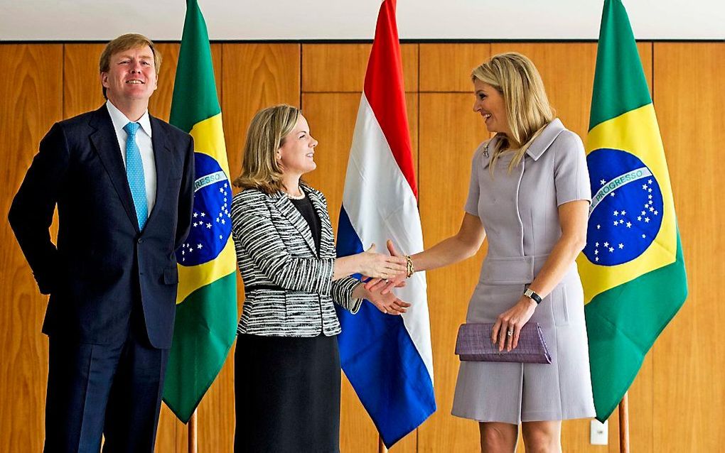 Prins Willem-Alexander en prinses Maxima met Gleisi Hoffmann, de kabinetschef van president Dilma Rousseff. Het prinselijk paar is voor een vijfdaags bezoek in Brazilië. Foto ANP