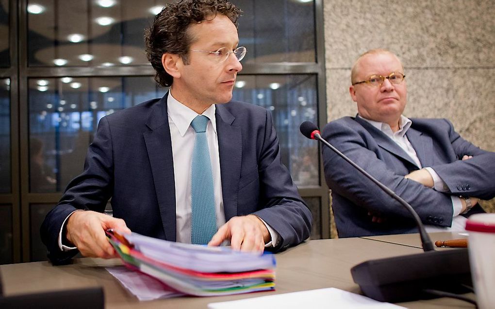 Minister Dijsselbloem (L) tijdens het overleg met de commissie Financien van de Tweede Kamer over de financiële situatie in Griekenland. Foto ANP