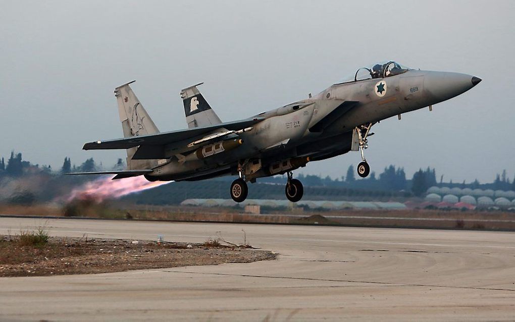 Een Israëlische F15 stijgt op vanaf de luchtmachtbasis Tel Nof. Foto EPA