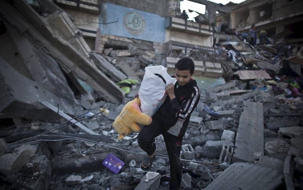 Een jongen in Gaza-stad heeft zojuist een teddybeer uit het puin gehaald, nadat zijn ouderlijk huis door een Israëlische raket kapot was geschoten. Foto EPA