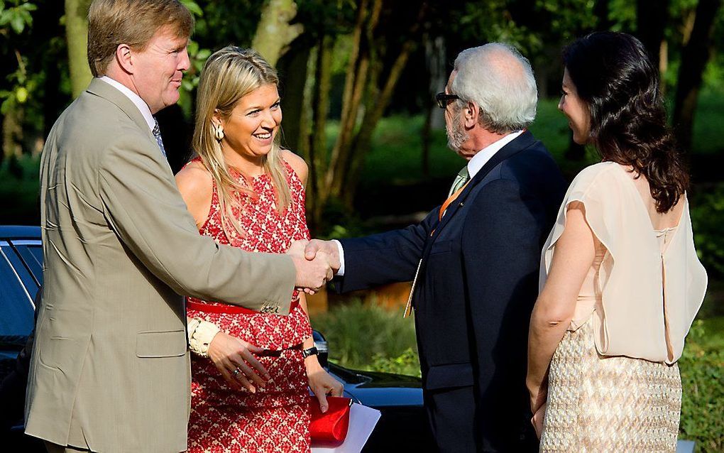 Prins Willem-Alexander en prinses Máxima worden voorafgaand aan het bijwonen van een seminar in de universiteit van Sao Paulo welkom geheten door prof. dr. Adnei Melges de Andrade, vice rector International Affairs. Foto ANP