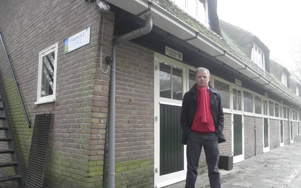 Directeur Hans Meijer voor slaaphuis 1, het gebouw dat eigenlijk in januari gesloopt zou worden om plaats te maken voor nieuwbouw. Dat gaat niet door omdat de administrateur er met het geld vandoor is gegaan. Foto RD