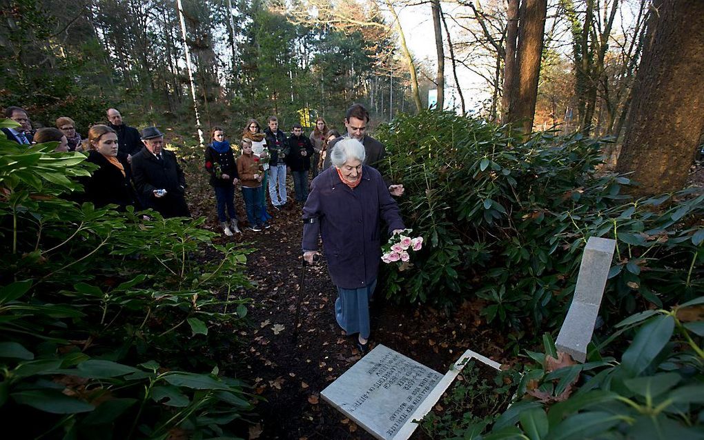 Betty Bausch-Polak uit Israël en leerlingen van het Ichthus College in Veenendaal dinsdagmiddag tijdens de herdenking van de moord op zes jonge mannen, 68 jaar geleden. Foto Herman Stöver