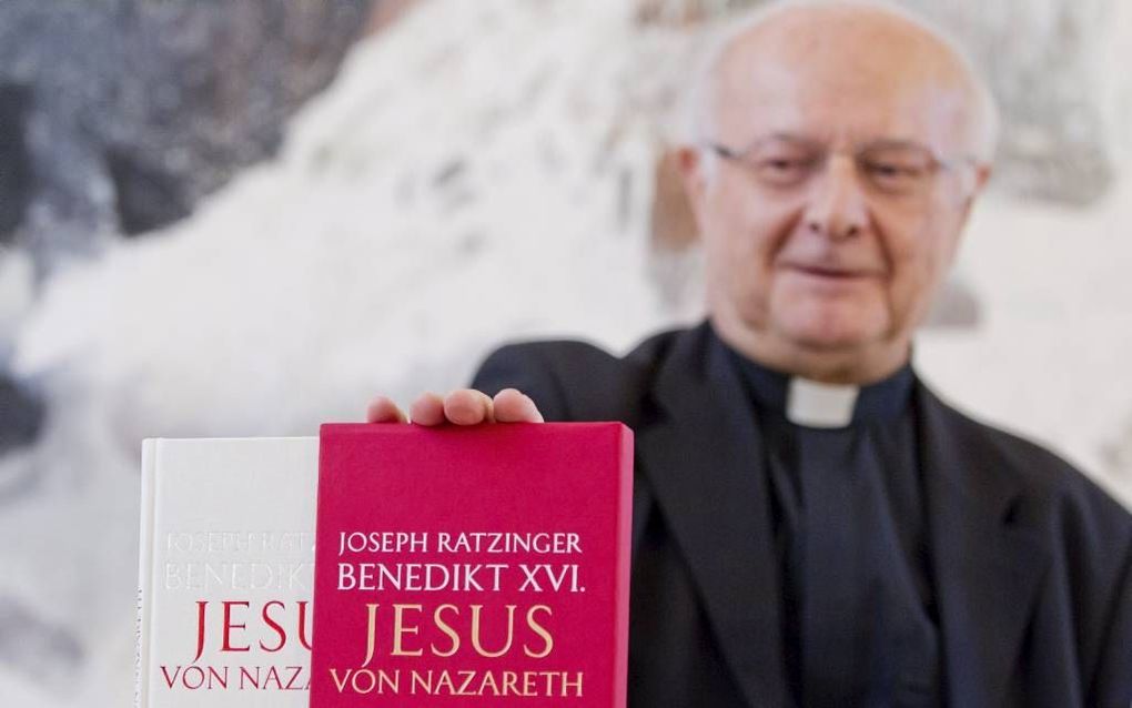 De voorzitter van de Duitse bisschoppenconferentie, aartsbisschop Robert Zollitsch, toonde dinsdag in Würzburg het derde deel van de Jezustrilogie van paus Benedictus XVI. Foto EPA