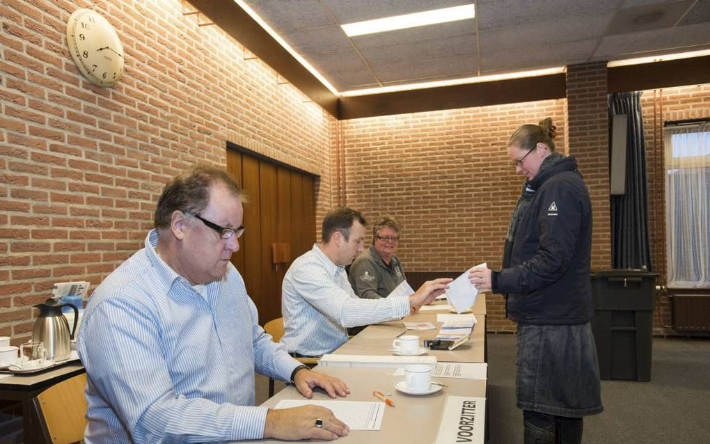 Op het stembureau in verenigingsgebouw Eben-Haëzer te Ouddorp wordt woensdag gestemd voor de gemeenteraad van de nieuwe gemeente Goeree-Overflakkee. Foto Wim van Vossen