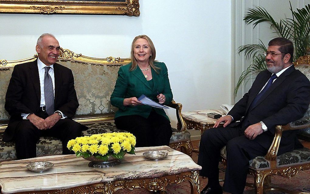 Hillary Clinton overlegt woensdag met de Egyptische president Mursi (r.) over een bestand. Foto EPA