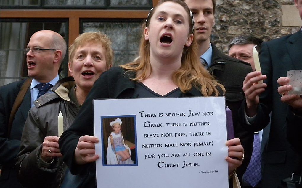 Protest van voorstanders van vrouwelijke bisschoppen tegen het synodebesluit, woensdagmiddag in Londen. Foto RD