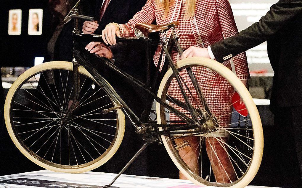 Prins Willem-Alexander en prinses Maxima bekijken een fiets op de tentoonstelling Connecting Concepts in Sao Paulo. Foto ANP