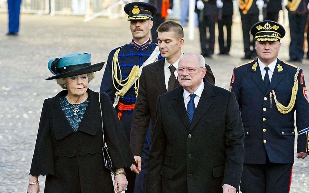 Koningin Beatrix en de president van Slowakije Ivan Gasparovic controleren dinsdag de erewacht voor het Paleis op de Dam. Foto ANP