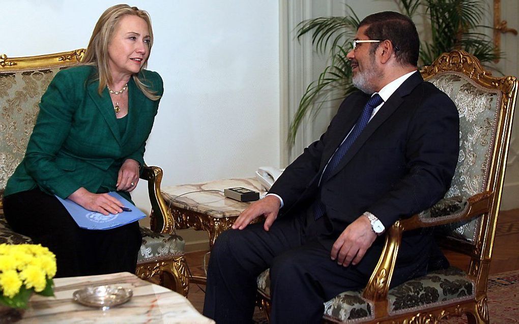 De Egyptische president Morsi en de Amerikaanse minister van Buitenlandse Zaken Hillary Clinton. Foto EPA