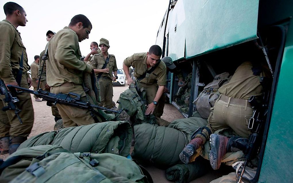 Israëlische soldaten verlaten het grensgebied bij de Gazastrook. Foto EPA