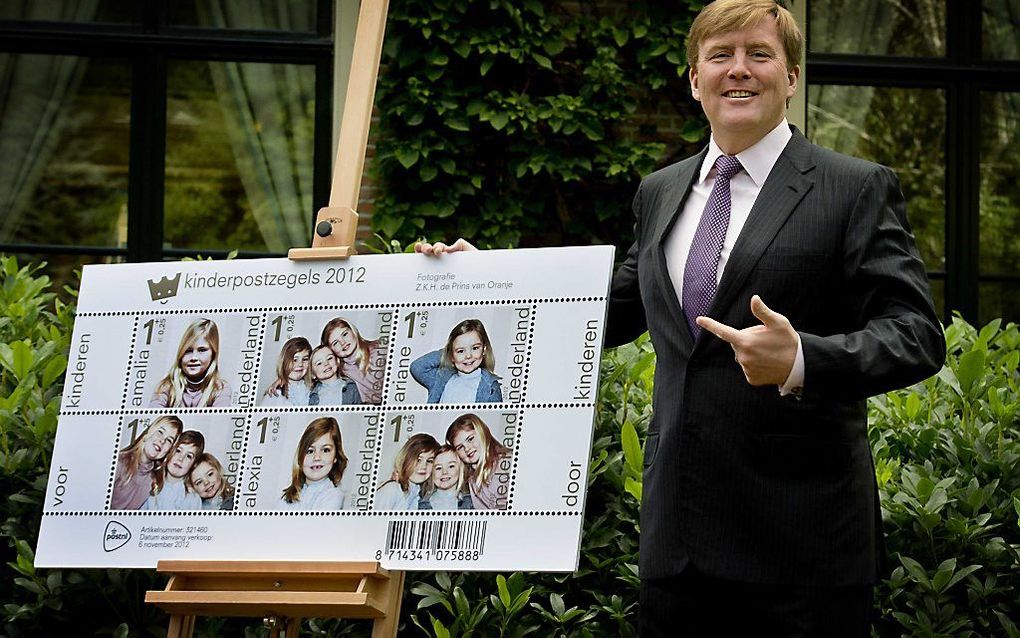 Prins Willem-Alexander bij de kinderzegels met de beeltenis van zijn dochters. Foto ANP