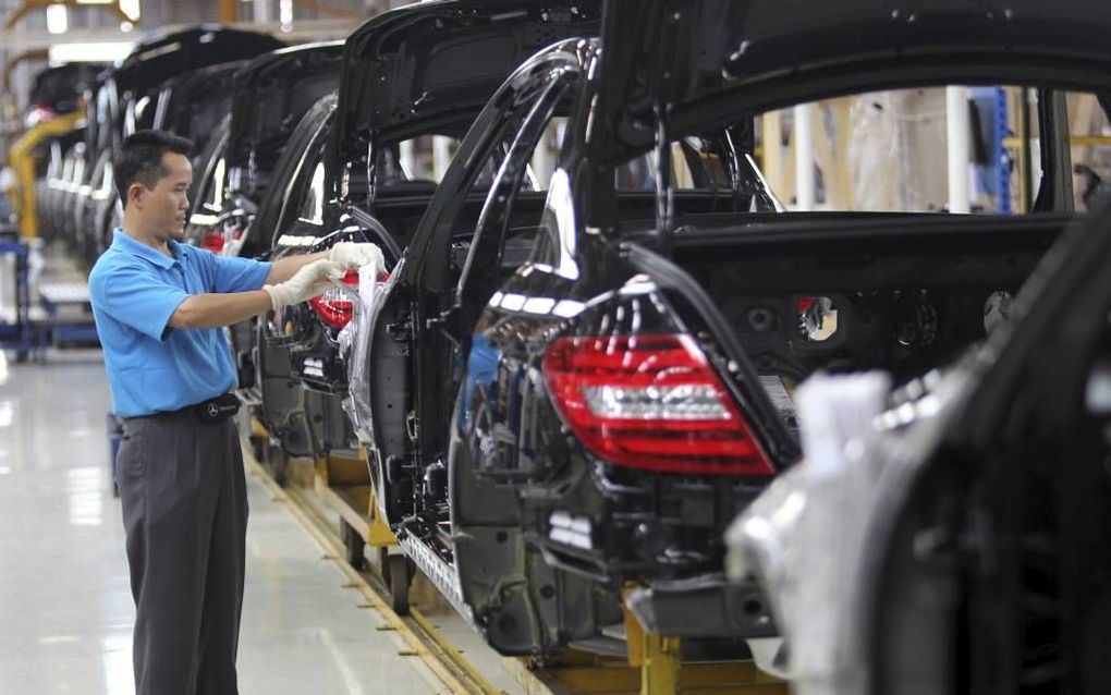 BOGOR – Dat de Indonesische economie groeit, blijkt onder andere uit de toenemende vraag naar nieuwe auto’s. De Duitse fabrikant Mercedes-Benz meldde deze week dat hij de afgelopen drie jaar 30 miljoen euro heeft geïnvesteerd in zijn fabriek in Bogor in W