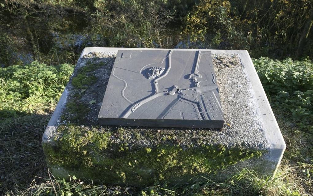 VUREN  – De deksels van de oude zand- en zoutbakken bij de forten Asperen en Vuren vertellen sinds deze week over de geschiedenis van deze forten. Foto Nieuwe Hollandse Waterlinie