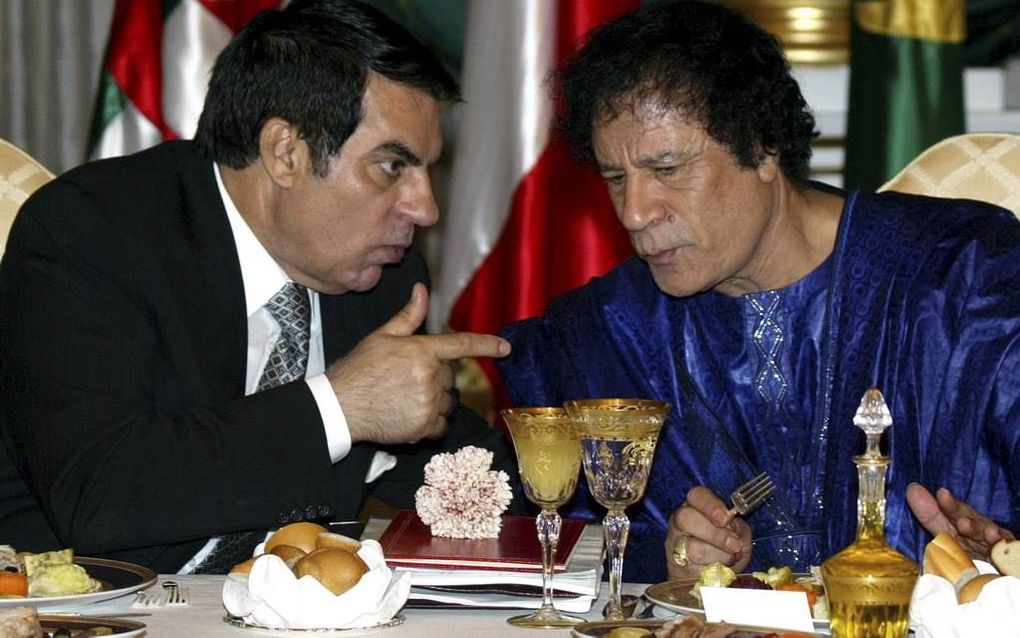 „Er zijn helaas te veel dictators met perfecte tafelmanieren die zich geen moment laten weerhouden om massaslachtingen aan te richten.” Foto: De Libische dictator Muammar Gaddafi (l.) met de Tunesische president Ben Ali tijdens een diner in 2003.  Foto EP