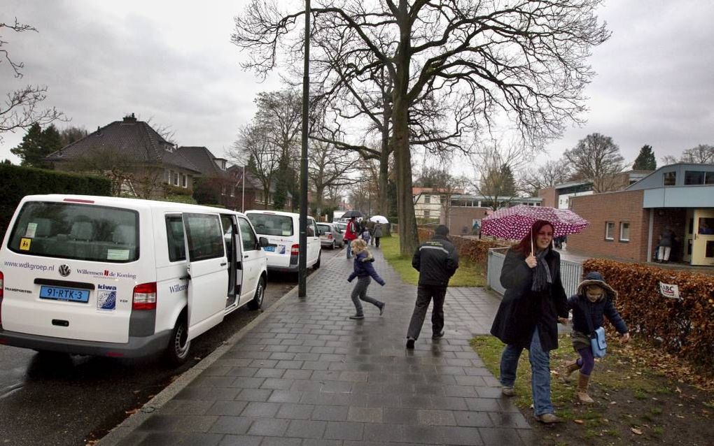 Busjes bij De Prinsenhof, de christelijke school voor speciaal basisonderwijs in Apeldoorn. Foto RD, Anton Dommerholt