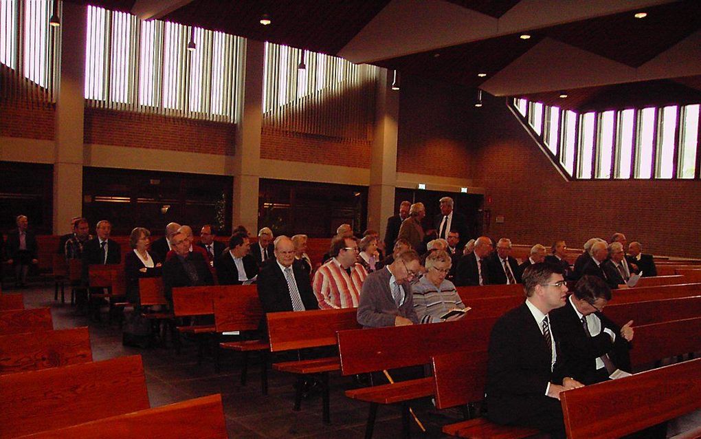 Ds. M. Klaassen en ds. J. W. Schoonderwoerd (op de voorgrond) spraken op een themadag van de christelijke gereformeerde en hervormde mannenbonden in de regio Zuid-Holland Zuid. Foto RD