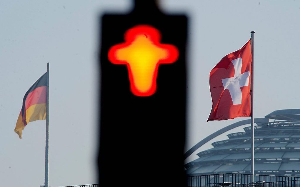 De Zwitserse ambassade en de Reichstag in Berlijn. Foto EPA