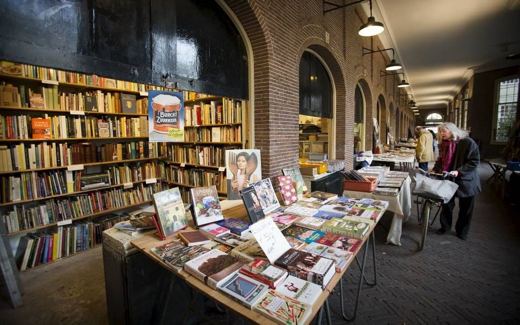 In de negentiende eeuw streken boekenverkopers neer in de Oudemanhuispoort in het centrum van Amsterdam. Door onder andere ontlezing en de komst van de e-reader beleven de handelaren moeilijke tijden. Foto RD, Henk Visscher