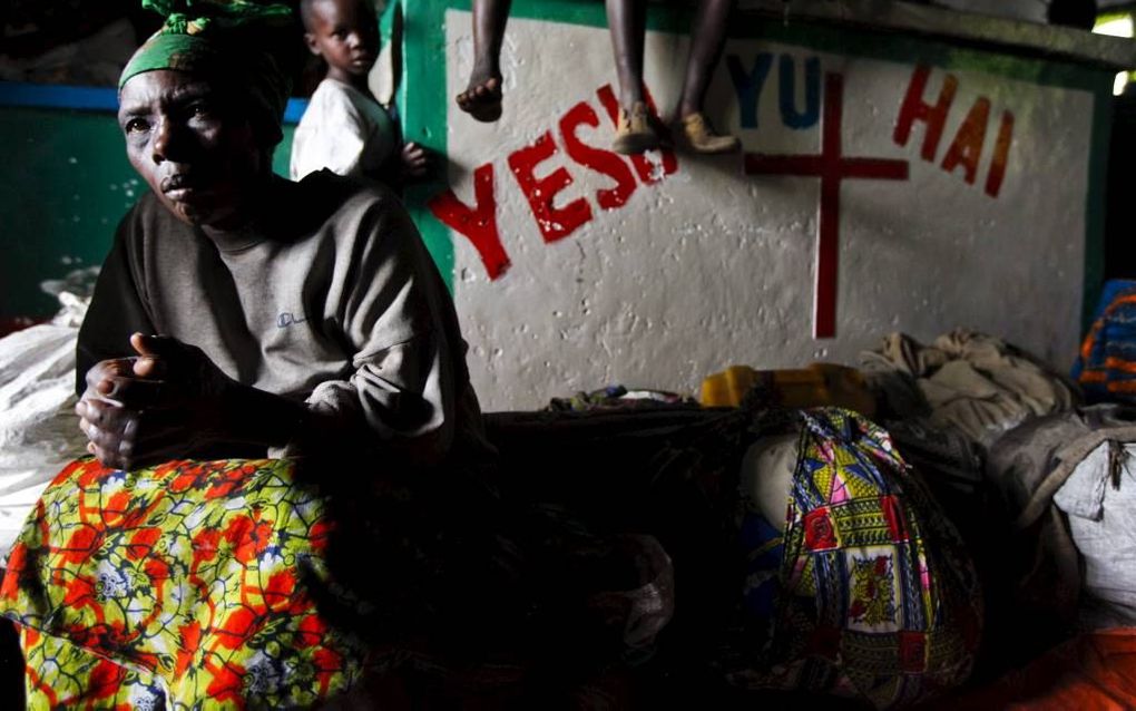 Ontheemden in een kerk nabij de plaats Sake, Oost-Congo, vorige week. ”Jezus is hier”, zegt de tekst op het altaar. In Oost-Congo zijn tienduizenden inwoners op de vlucht geslagen voor de rebellengroep M23. Foto EPA