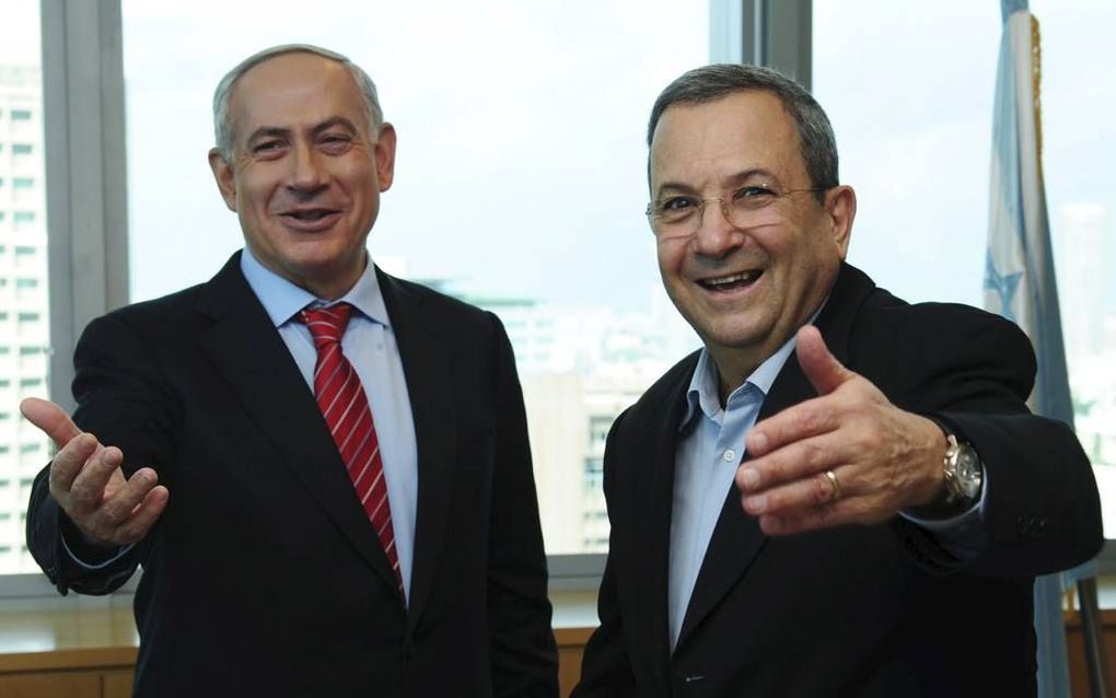 De Israëlische minister van Defensie Ehud Barak (r.) met premier Benjamin Netanyahu, maandag in Tel Aviv. Foto EPA