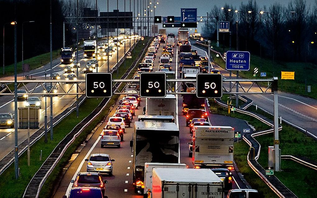 Het zou miljoenen euro’s kosten om overal met matrixborden boven de snelweg aan te geven hoe hard automobilisten mogen rijden.  Foto ANP