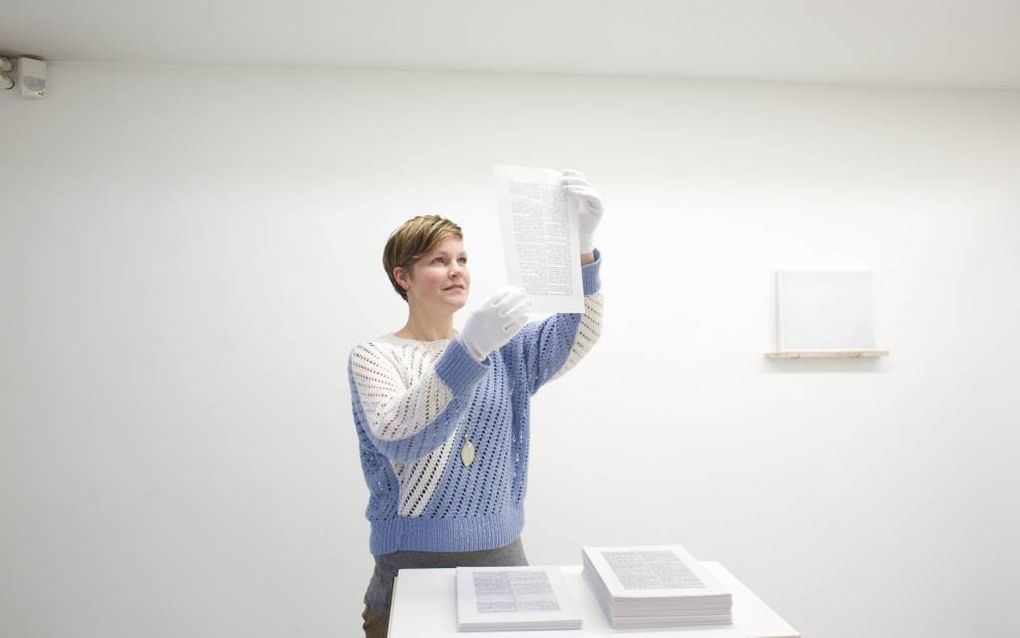 Sarah van der Lijn schreef de Statenbijbel letter voor letter over en maakte er een kunstwerk van.   Foto Sjaak Verboom