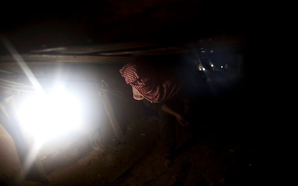 Een tunnel onder de grens tussen Gaza en Egypte. beeld EPA