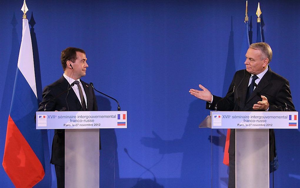 Premier Medvedev en zijn Franse ambtsgenoot Jean-Marc Ayrault.  Foto EPA