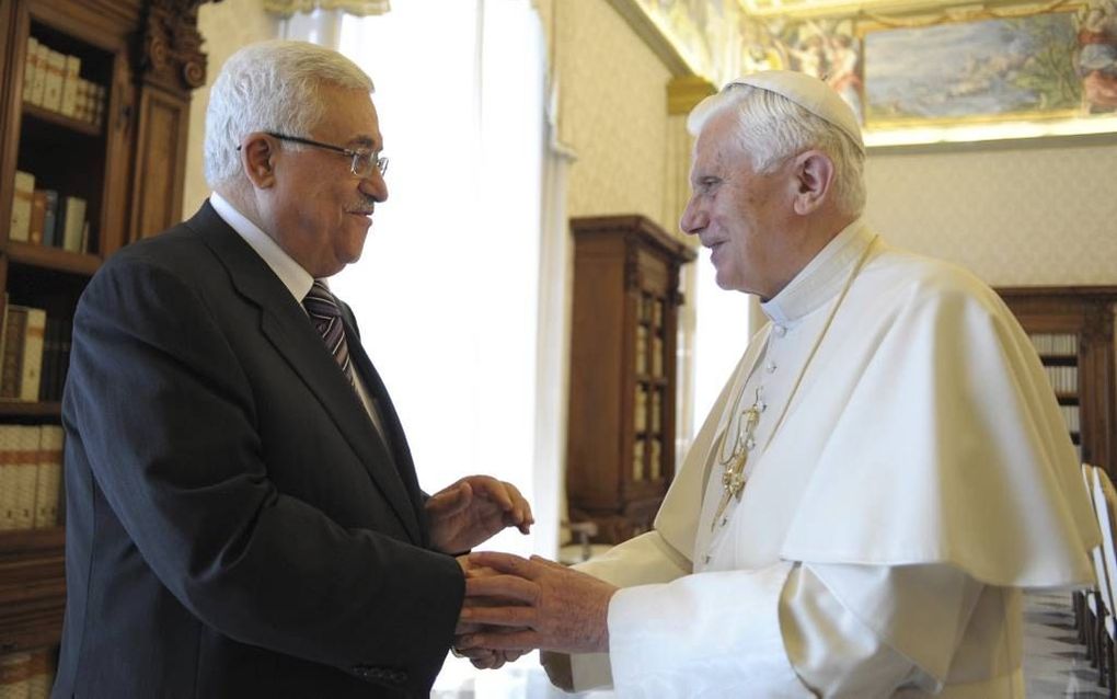 VATICAAN – De Palestijnen zoeken bij de Verenigde Naties dezelfde status als het Vaticaan. Foto: de Palestijnse president Abbas (l.) op bezoek bij paus Benedictus XVI, in juni 2011.	Foto EPA