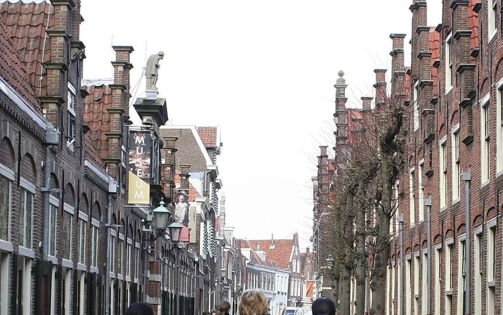 Deelnemers aan een ”Beweeg mee"-wandeling lopen door Haarlem. Foto Beweeg mee